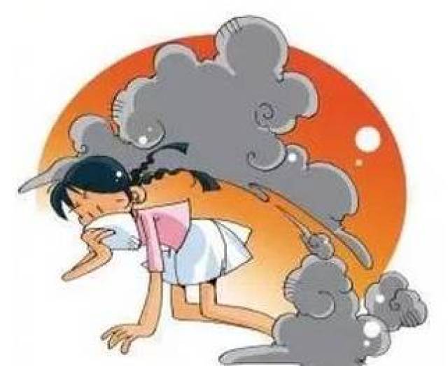 必须穿过浓烟时,尽量用浸湿的衣物来保护头部和身体,捂住口鼻,弯腰低