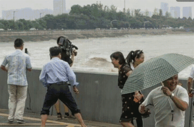但是大家一定要注意安全哦 注意: 今天钱塘江最佳观潮时间为 下午1到2