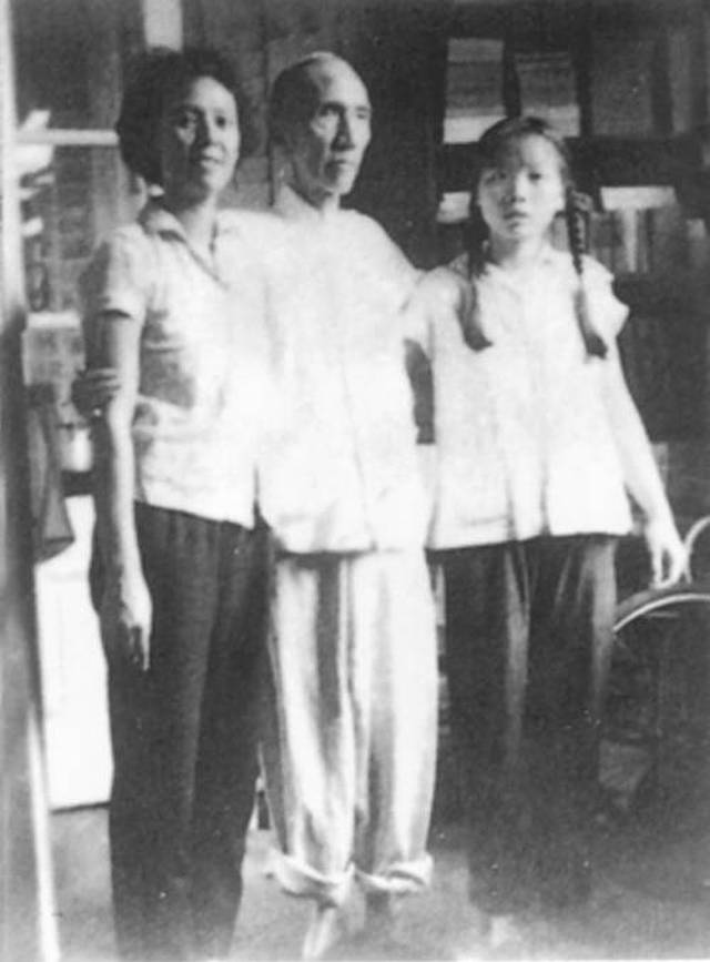 1942年,汉奸汪精卫之妻陈璧君请他到上海日占区任教,他冷冷拒绝.