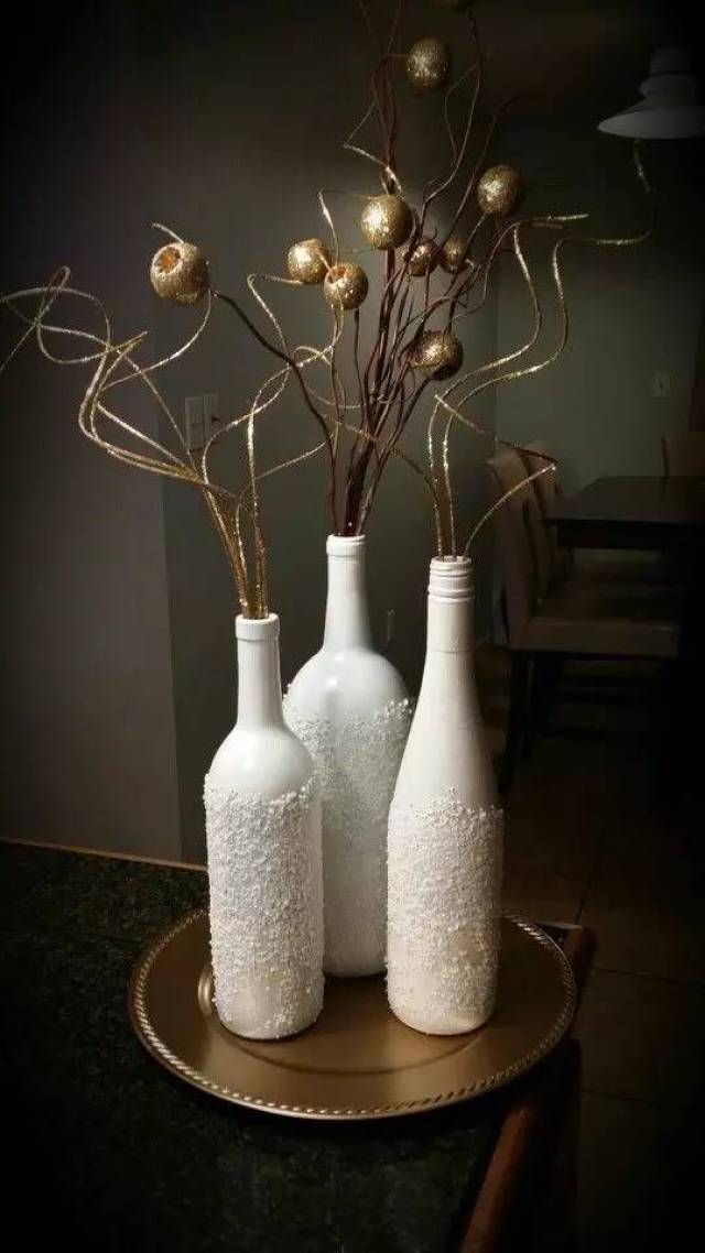 的酒瓶,在外面涂上颜色,稍加修饰,立马就变成了简约优雅的装饰花瓶