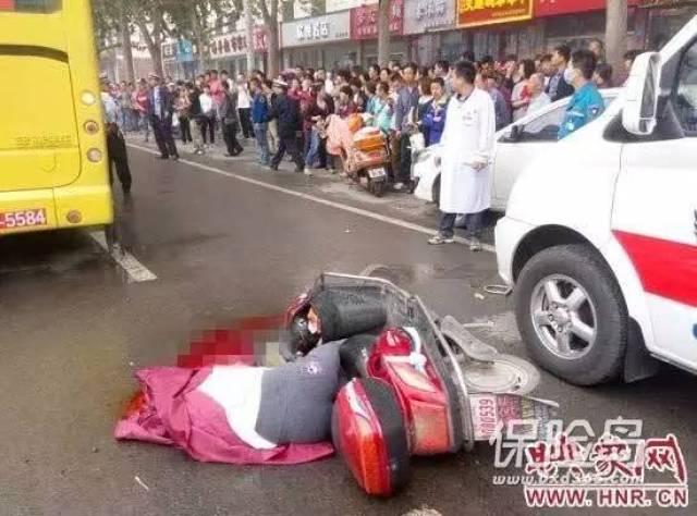 近日,郑州街头发生一起交通事故,一名年轻女子骑电动车途中与前面