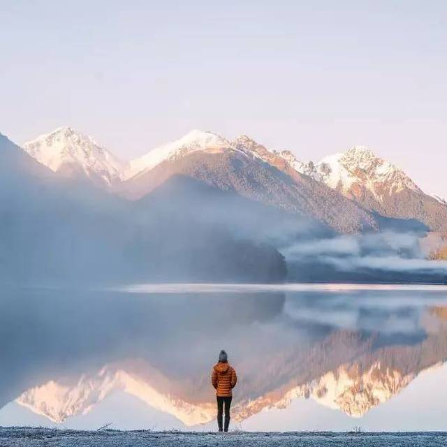 既然没化妆,没法正面出镜, 那么就在好风景里拍大环境小人物的背影!