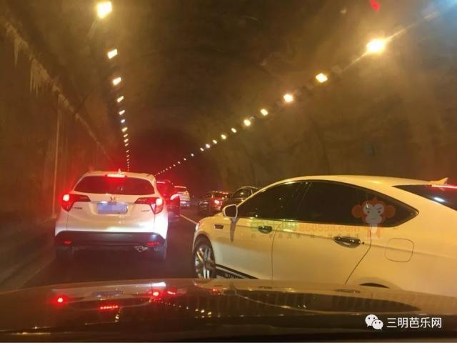 在高速公路隧道内堵车,还遇到这种强行xx的.