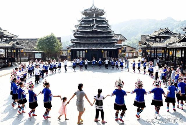 10月3日,在三江侗族自治县林溪镇冠洞村冠小屯,人们在欢跳多耶.