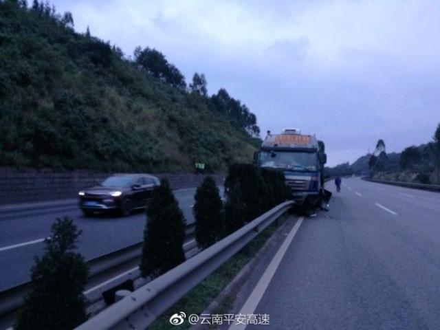 昆楚高速昆明方向,k35(温泉,和平村站间)一辆货车撞到中央隔离栏,占此