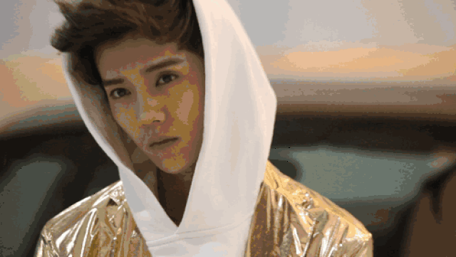 而长着大眼睛小嘴巴,一头长发,身高173的关晓彤,还是个爱收藏芭比娃娃