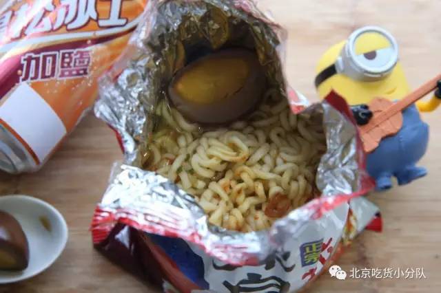 袋泡泡面 觉得这种吃法有点寒酸所以配了个卤蛋,瞬间提高了这一顿的