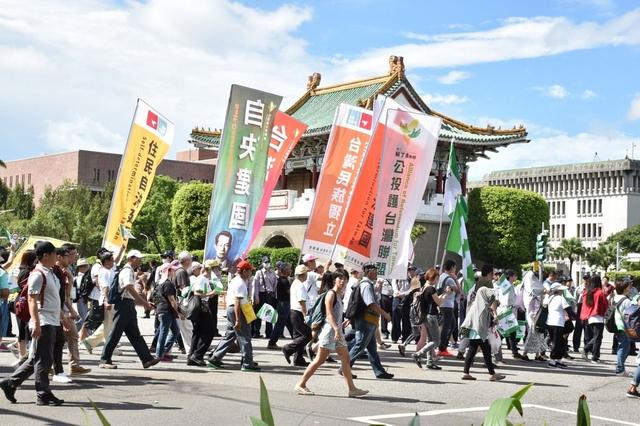以"公投盟","自由台湾党"为代表的独派团体,高喊"中华民国民