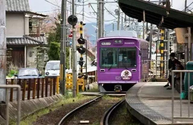 2 梅津寺站 "梅津寺站"位于日本爱媛县松山市, 车站建筑于海岸线旁