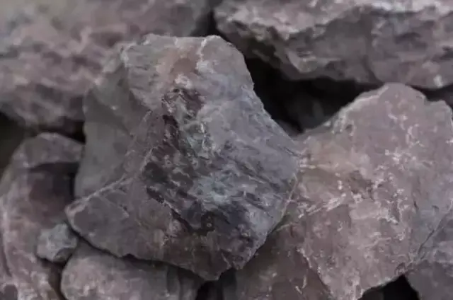 为粉砂泥质结构,由于含有较多的铁质,故又定名为"含铁质粘土质粉砂岩"