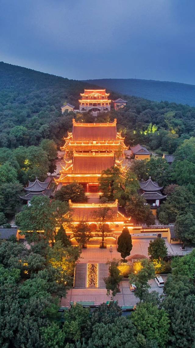 常熟人有的称它三峰寺, 因为地处虞山第三峰.