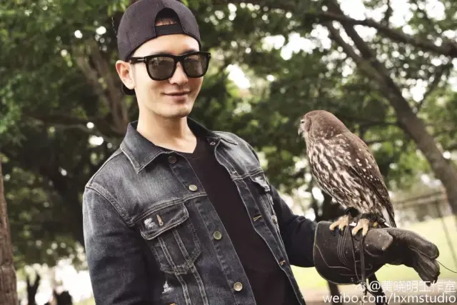 黄晓明"时尚街拍"有点尬,最普通的大背心却穿出了少年