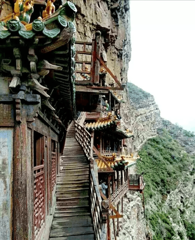 在悬空寺建成时,这些木桩其实是没有的,只是人们看见悬空寺似乎没有