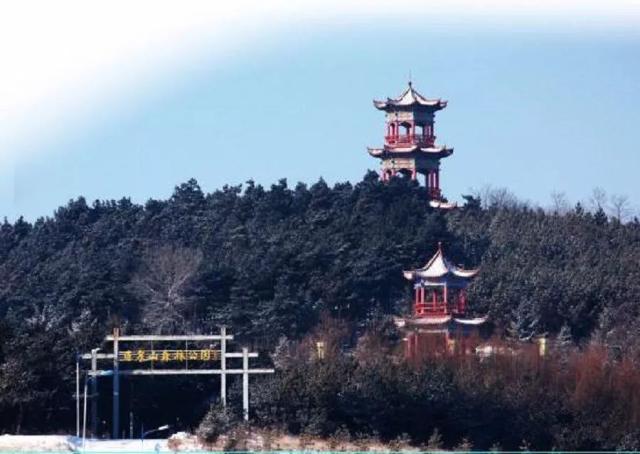 连泉山森林公园位于东辽县政府所在地白泉镇,占地面积6600平方米.