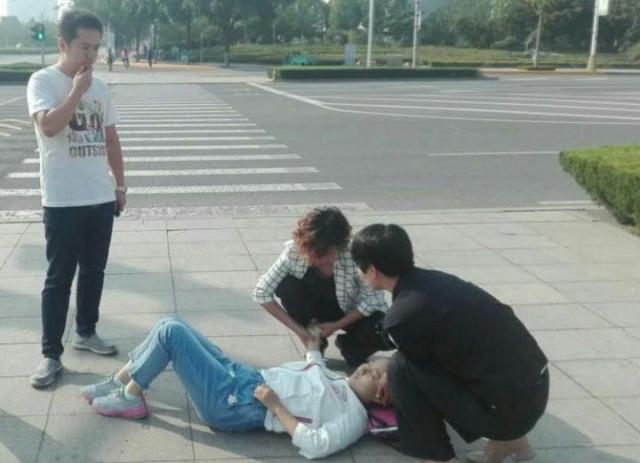 发现一名骑电动车的小女孩在等信号灯时突然晕倒