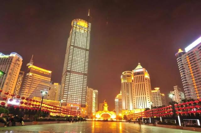 海盗船 等最具刺激游乐项目 03 夜景 华灯初上,霓虹闪烁的时候 南宁又