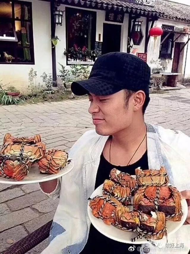 但是你去安以轩的微博 将会看到满屏的都是螃蟹以及各种吃螃蟹的照片