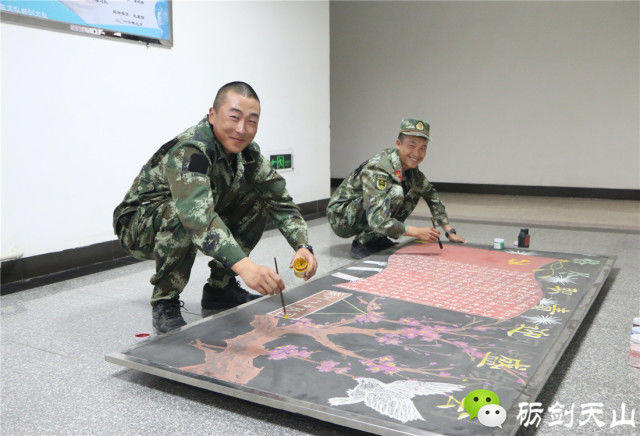 新兵张成辉是大学生士兵,性格内向的他刚到部队时,面对陌生的环境和条