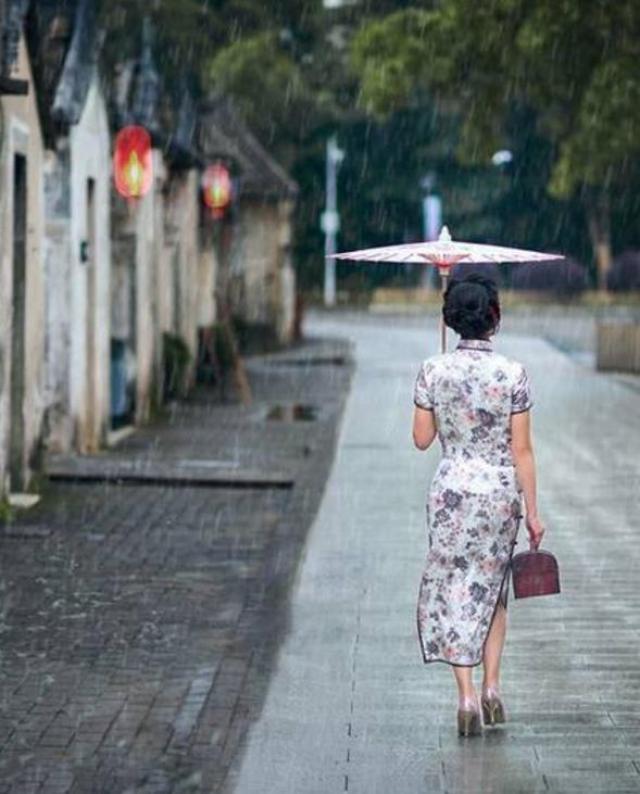 一提起"旗袍",彭彭脑海里总是会浮现出江南烟雨中寂寥的小巷.