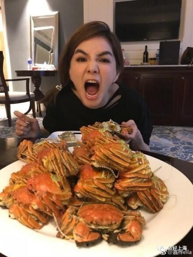 但是你去安以轩的微博 将会看到满屏的都是螃蟹以及各种吃螃蟹的照片