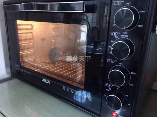 12. 烤箱预热至200度,在牛角的表面轻轻刷上一层蛋液