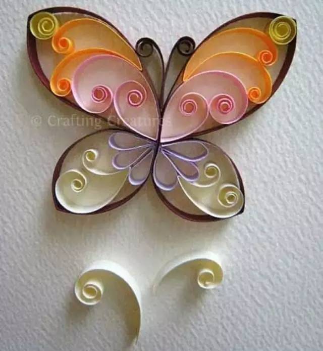 立体的衍纸作品很多，蝴蝶绝对是代表类型之一，衍纸各色蝴蝶多不胜数，这款蝴蝶的风格属于经典风，是立体作品入门课程中必练之一，制作简单，颜色搭配可以随意搭配，但要保持现实中蝴蝶色彩的生物风格：对称性，翅膀边缘的边线伪装色，以及翅膀的形状。在不破坏生物体征的前提下，颜色可以随意搭配，艺术来源于生活，在你的手法熟练之后，多多观察，你的作品表现上将更多受益！
