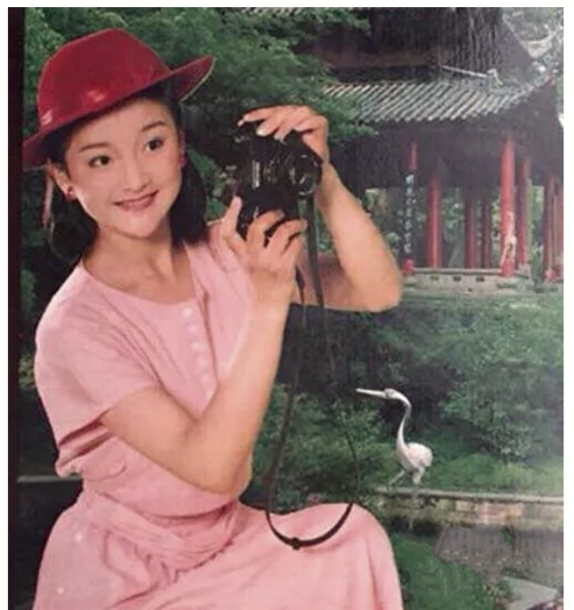 这组颇有年代感的老照片,也充分表明了周迅小时候就是个美人坯子,只