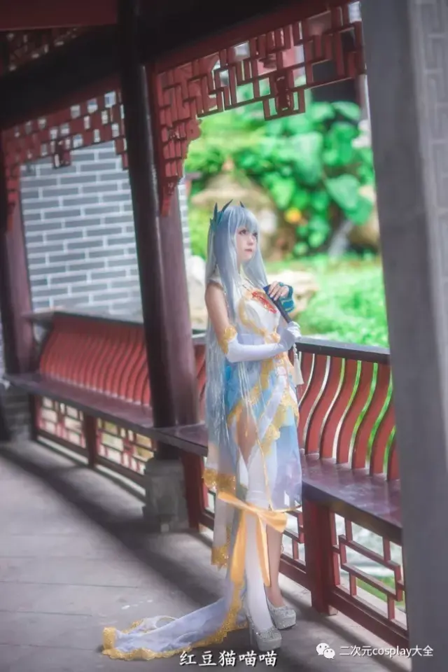 帅气又温柔的女生,coser@红豆猫喵喵给我们带来了v家言和青鸾旗袍