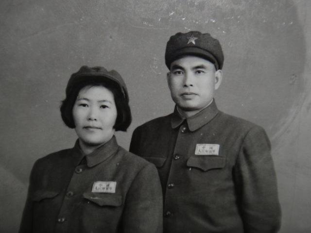 余光茂和夫人合影