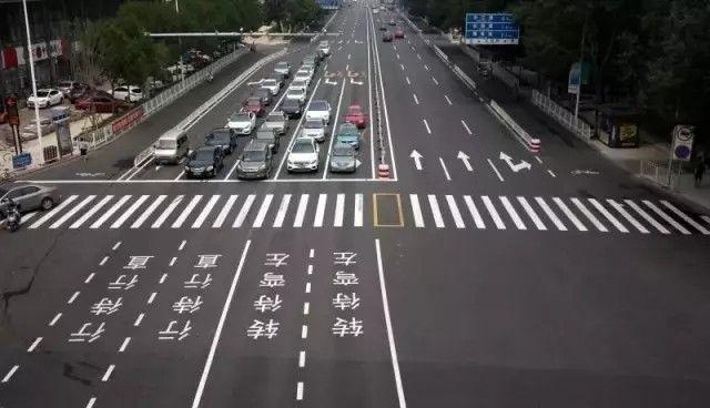 通过车道灯的指示方向变化,控制主干道车道行驶方向, 来调整车道数