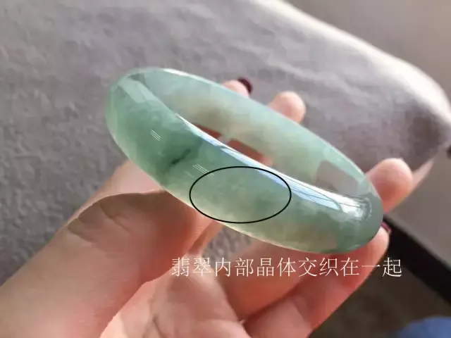 翡翠的内部结构呈交织状 2,密度重量:葡萄石的相对密度为2.