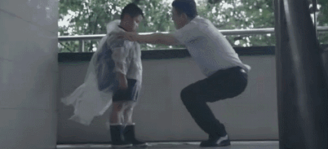 他以为老师会责怪他迟到 满脸委屈地站在原地 (这个表情真的萌死了)