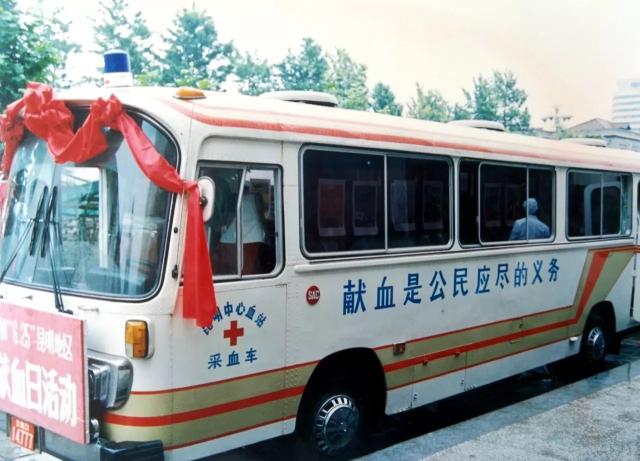 上图:云南昆明血液中心的前身是昆明市中心血站 图片摄于:90年代初