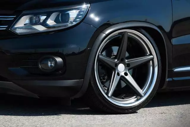 vossen vws-3的窄五幅轮毂,再配上超低扁平比的轮胎,十分具有视觉冲击