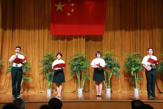 詹皓天,何恺健,王誉蓁,罗曼琪四位同学朗诵的诗歌《十八岁之歌》拉开