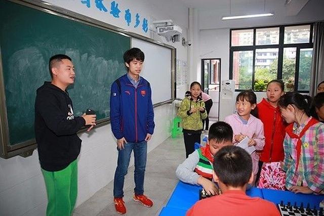 国际象棋大师做客华润谢家湾小学和谢家湾金茂小学