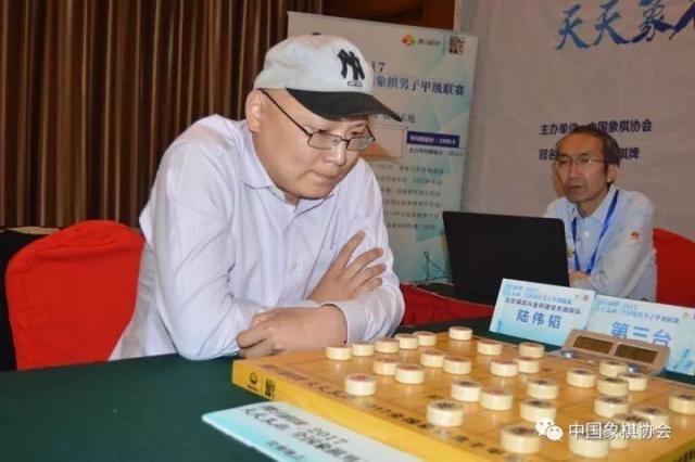 可陆伟韬看到黑方车在自己原先左路底相的位置,马在己方六路原底仕