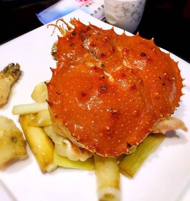 帝王蟹肉质非常感人,虽然价格昂贵,但是蟹肉饱满紧实,搭配 葱油的香气