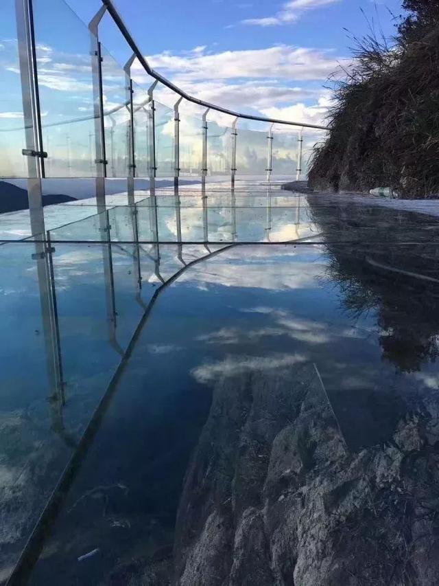 如果从高空中俯视,绵长的玻璃长廊 如同一条巨龙盘旋在山巅 气势磅礴