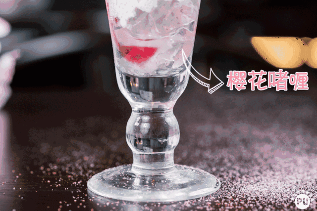 仅此一家哦 黑炭雪糕筒配上足足四层高的樱花雪糕 黑粉搭配怎么看都