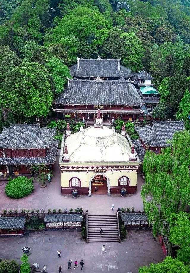 峨眉山 夜宿 · 大佛禅院 10月21日 早上坐车前往报国寺 中午在圣水禅
