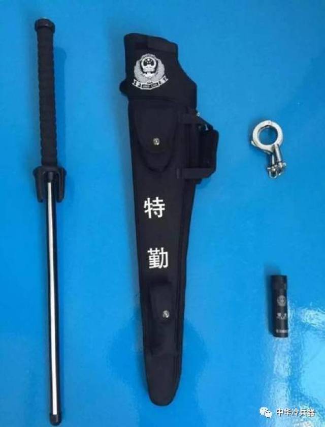 中国现在的警察和特勤往往会将警用钢叉,警用齐眉棍等长兵器和盾牌