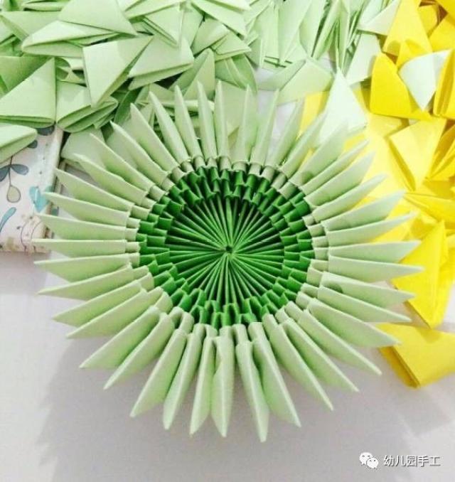 这是菠萝的底部,就这样交叉一层一层的网上插,就可以的.