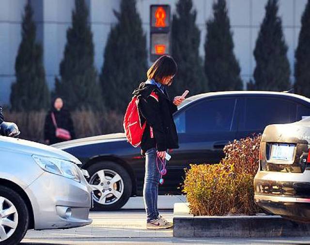 让低头族抬头走路!照片直接上街头大屏!就问你怕不怕!