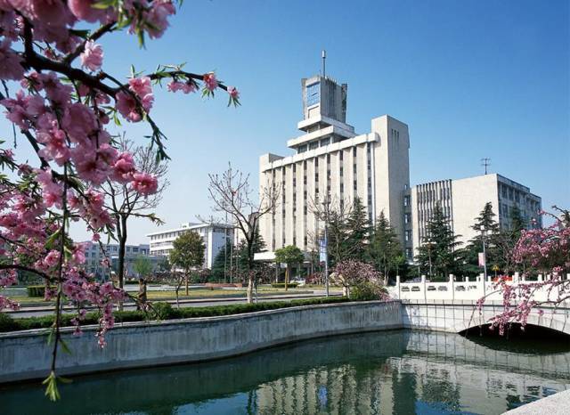 截至2014年9月,南京市第一中学分为高中部和南京市第一中学初中部厌学初中女生图片