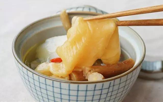 原料:枸杞,圆肉,红枣,鹌鹑,花胶,盐 做法:炖汤 五,响螺片花胶虫草汤