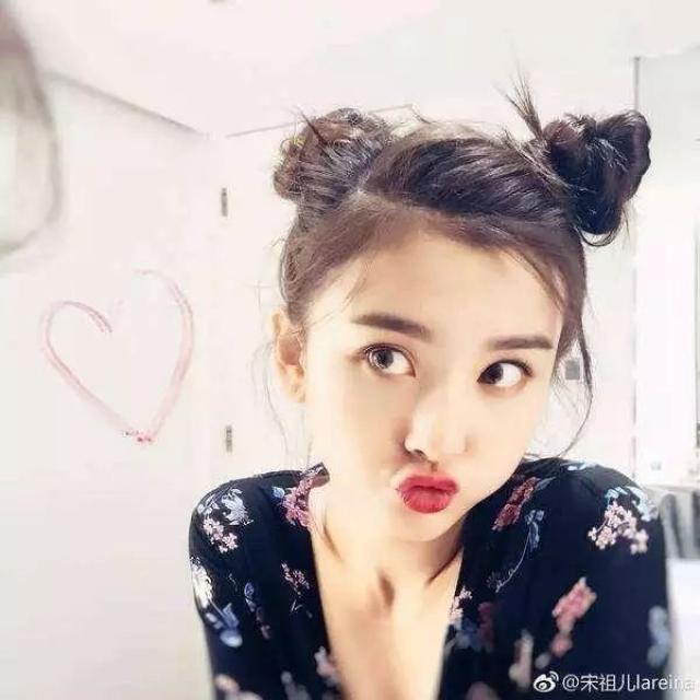 杨幂丸子头好减龄,宋祖儿给粉丝梳头像掐架,赵丽颖热巴无敌了!