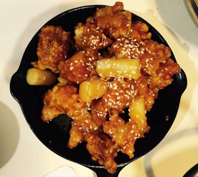 韩式炸鸡有点像樱桃肉,里面有几块年糕,口感不错,配上米酒也是绝了!