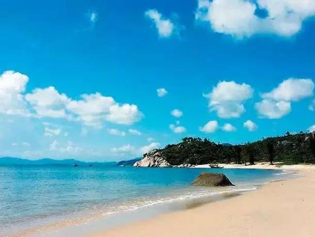 海滨10多里的半月形海滩,沙细洁白,是良好的天然海水浴场.