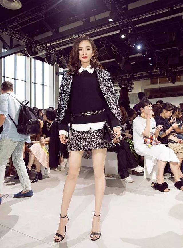 都说娱乐圈是时尚的风尚标 女明星们换起发型来那速度叫一个快 这不